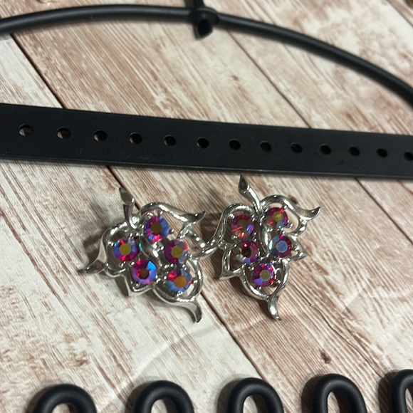 Vintage Sarah Coventry Grape Clip On Earrings Iradescent - Picture 3 of 5